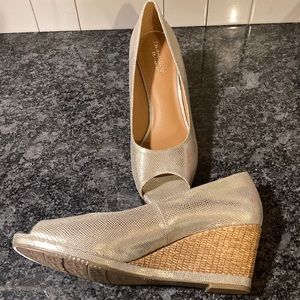 Naturalizer 12w 44 peep toe wedge sandals